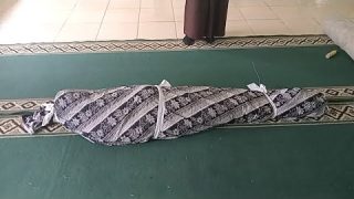 membungkus pakai jarik